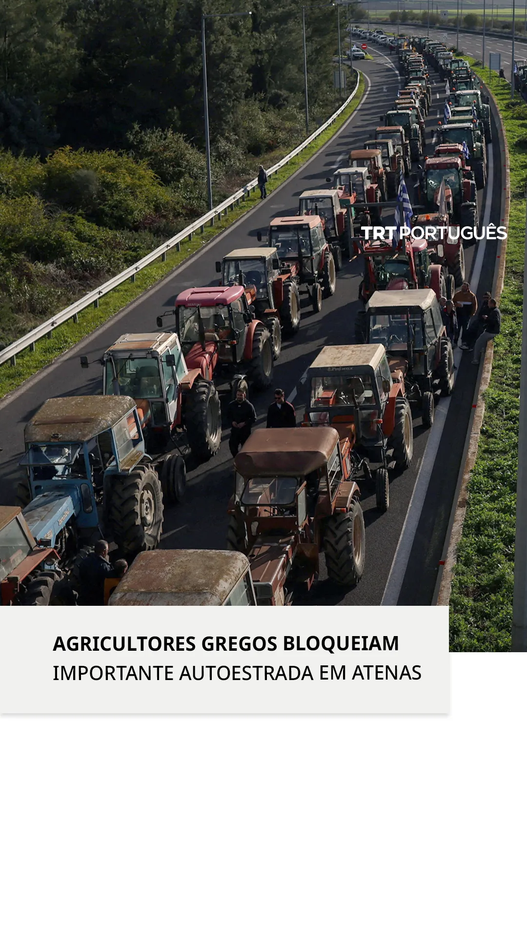 Agricultores gregos bloquearam uma autoestrada em Atenas com os seus tratores
