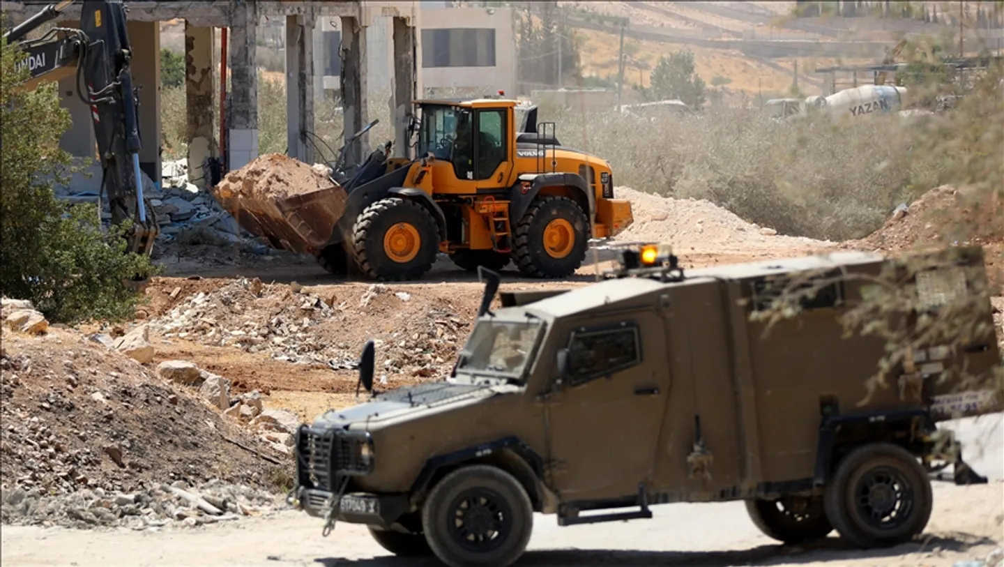 Израелската армија врши напади на Западниот Брег, насилно евакуира палестински семејства