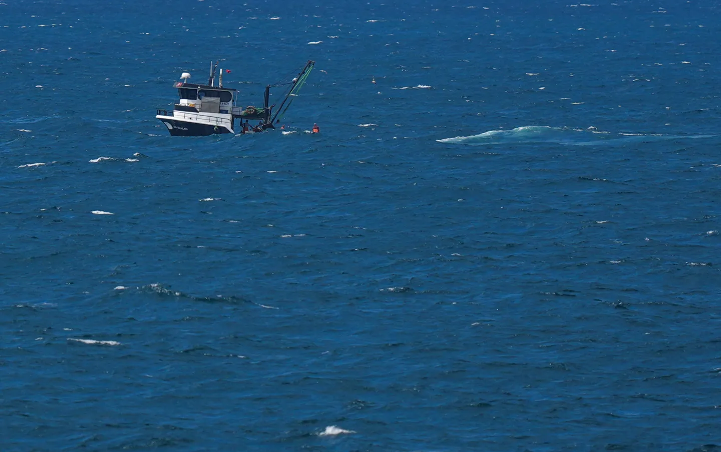 대한민국 서해안에서 어선 전복 사고 발생, 3명 실종