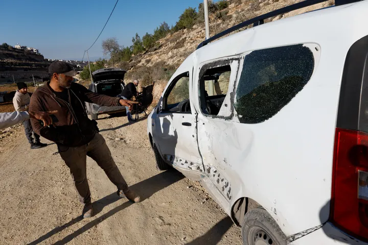 الاحتلال يعلن إصابة جنديين بعملية طعن وسط الضفة ويحتجز جثمان منفذ العملية