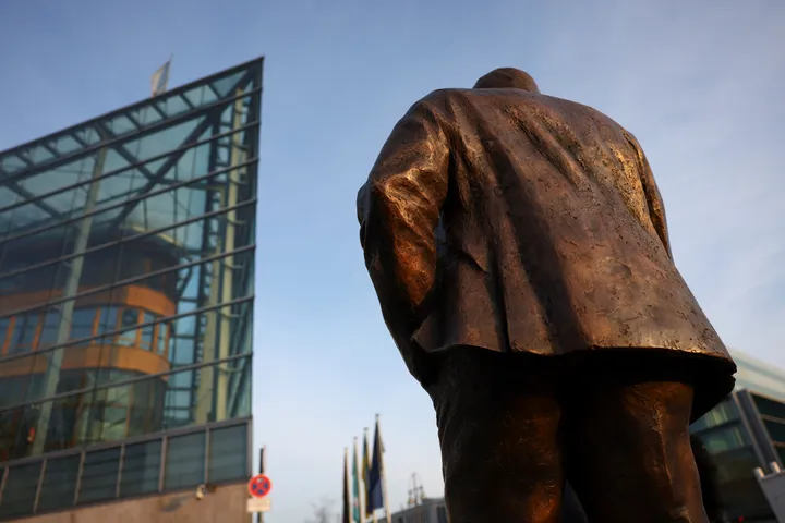 Aktivisten stellen Walter-Lübcke-Statue vor CDU-Zentrale auf