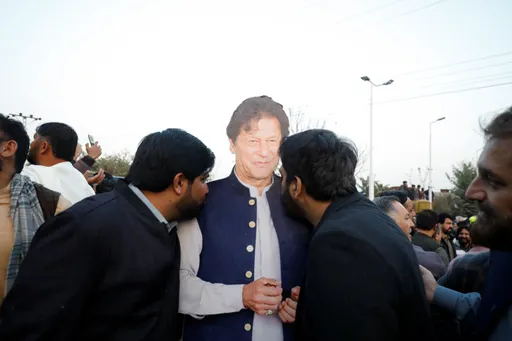 पाकिस्तान की अदालत ने उपहार मामले में पूर्व प्रधानमंत्री खान को 17 साल की सजा सुनाई