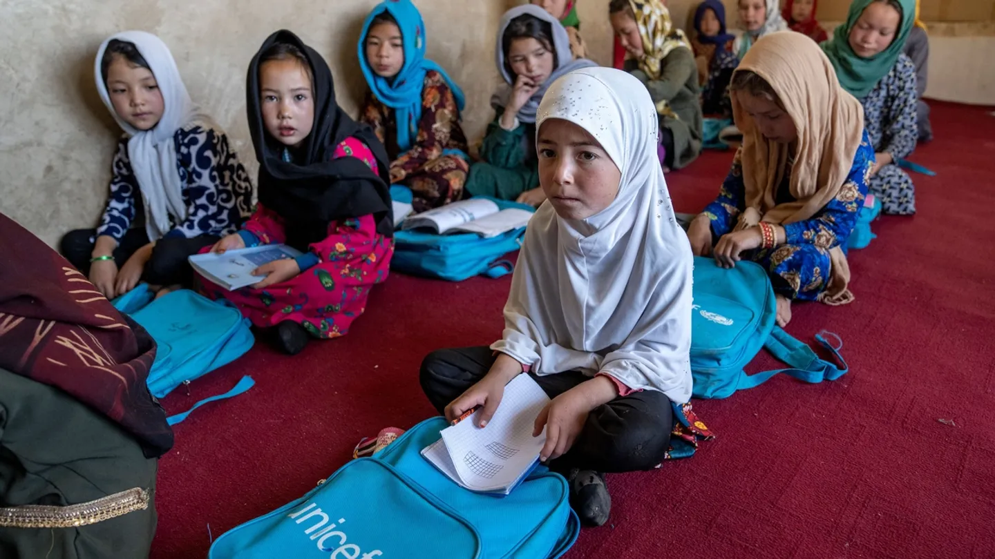 یونیسف: هزاران کودک افغان پس از زلزله‌های اخیر هنوز بدون آموزش پایدار و در فضاهای موقت به‌سر می‌برند