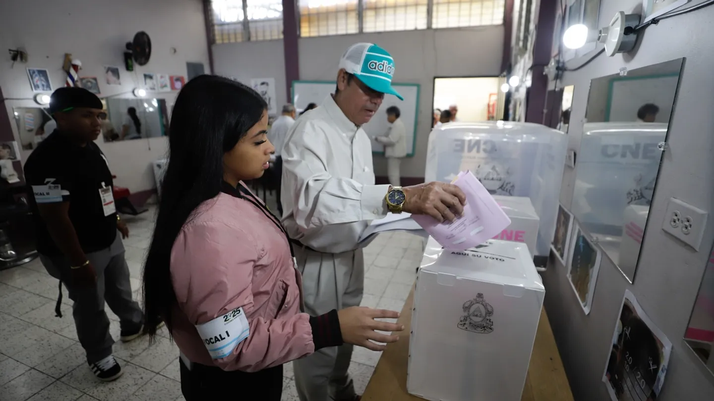 Trump adverte Honduras sobre atrasos nas eleições e acusa comissão de interromper contagem de votos