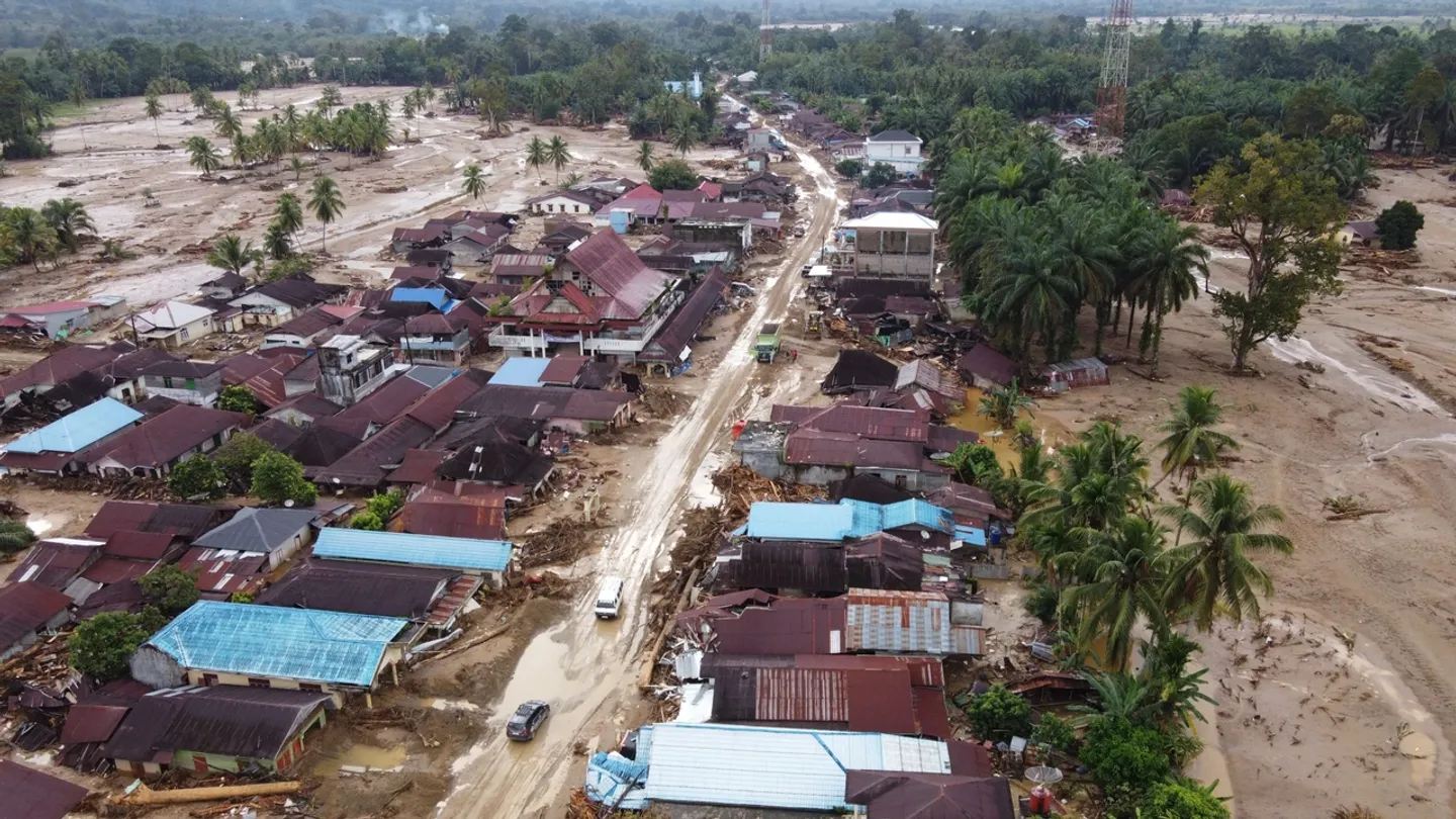 Corrida para levar ajuda às vítimas das cheias na Ásia; o número de mortos aproxima-se dos 1.200