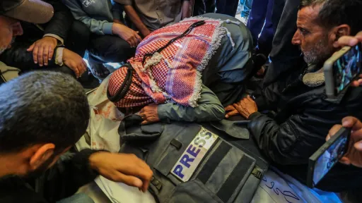 4 شهداء بغزة بينهم طفل وصحفي.. والاحتلال يُفرج عن 5 أسرى وسط شهادات عن تعذيب