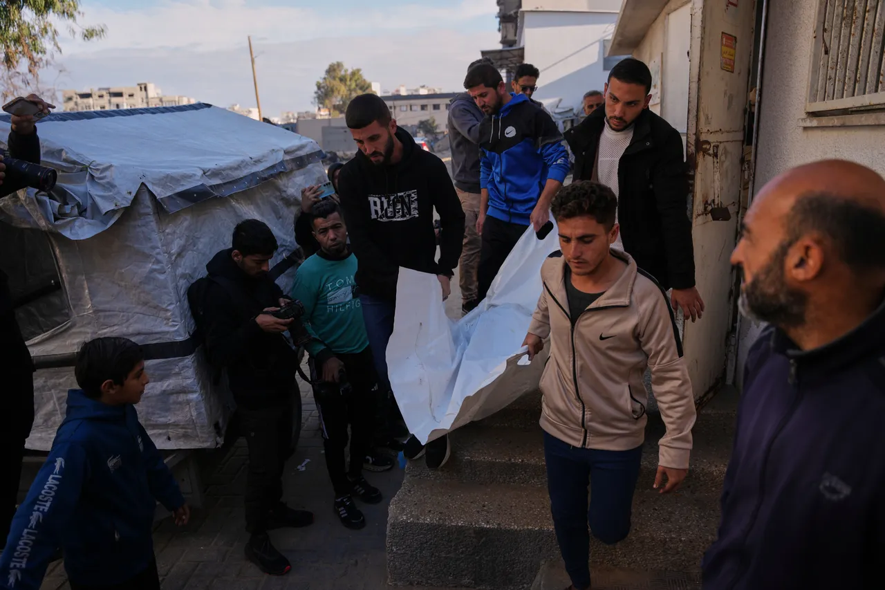 جيش الاحتلال يستهدف فلسطينيين شمال غزة والدفاع المدني ينتشل جثامين 94 شهيداً