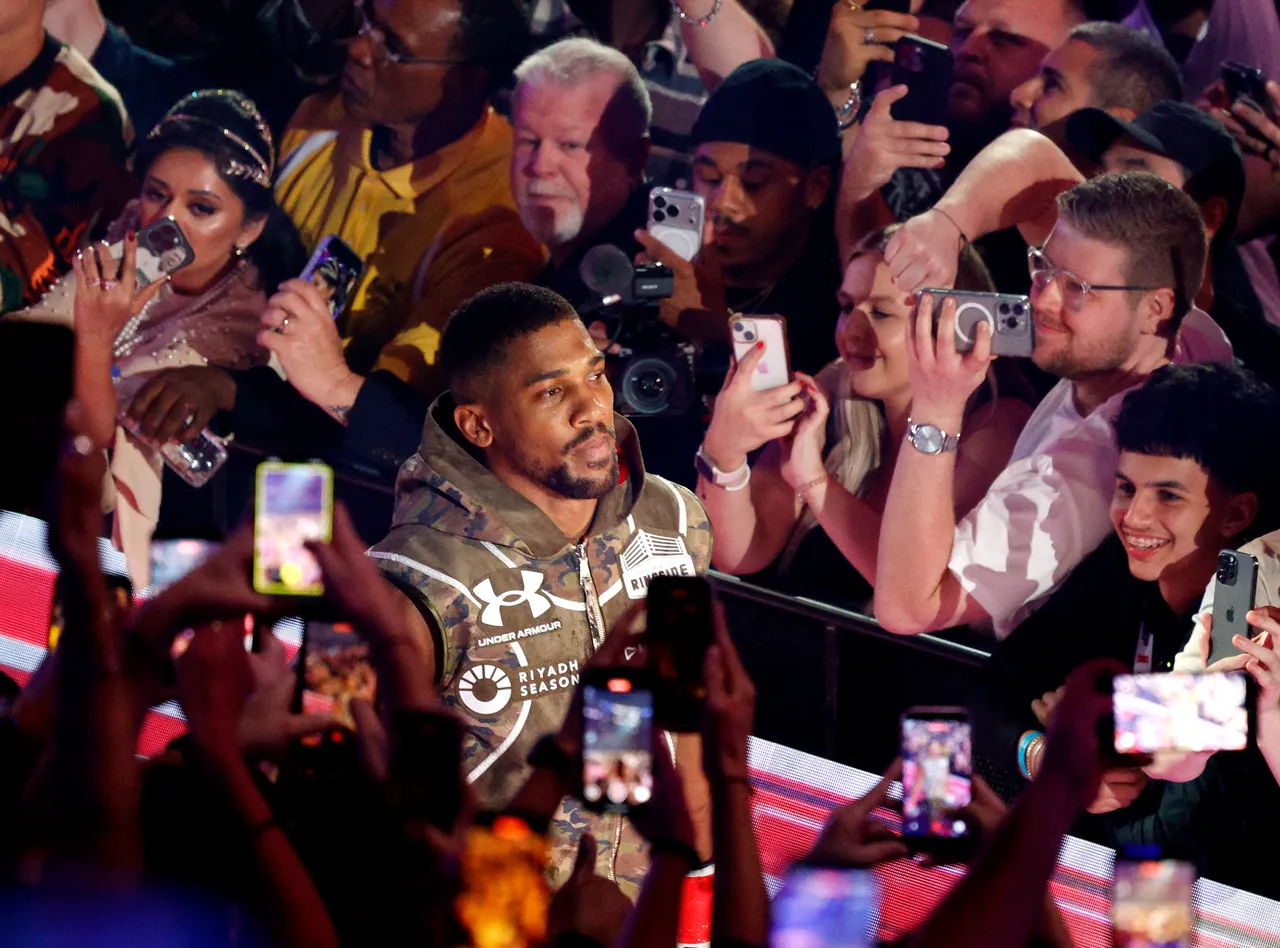 Anthony Joshua 'returns to boxing' after tragic car crash