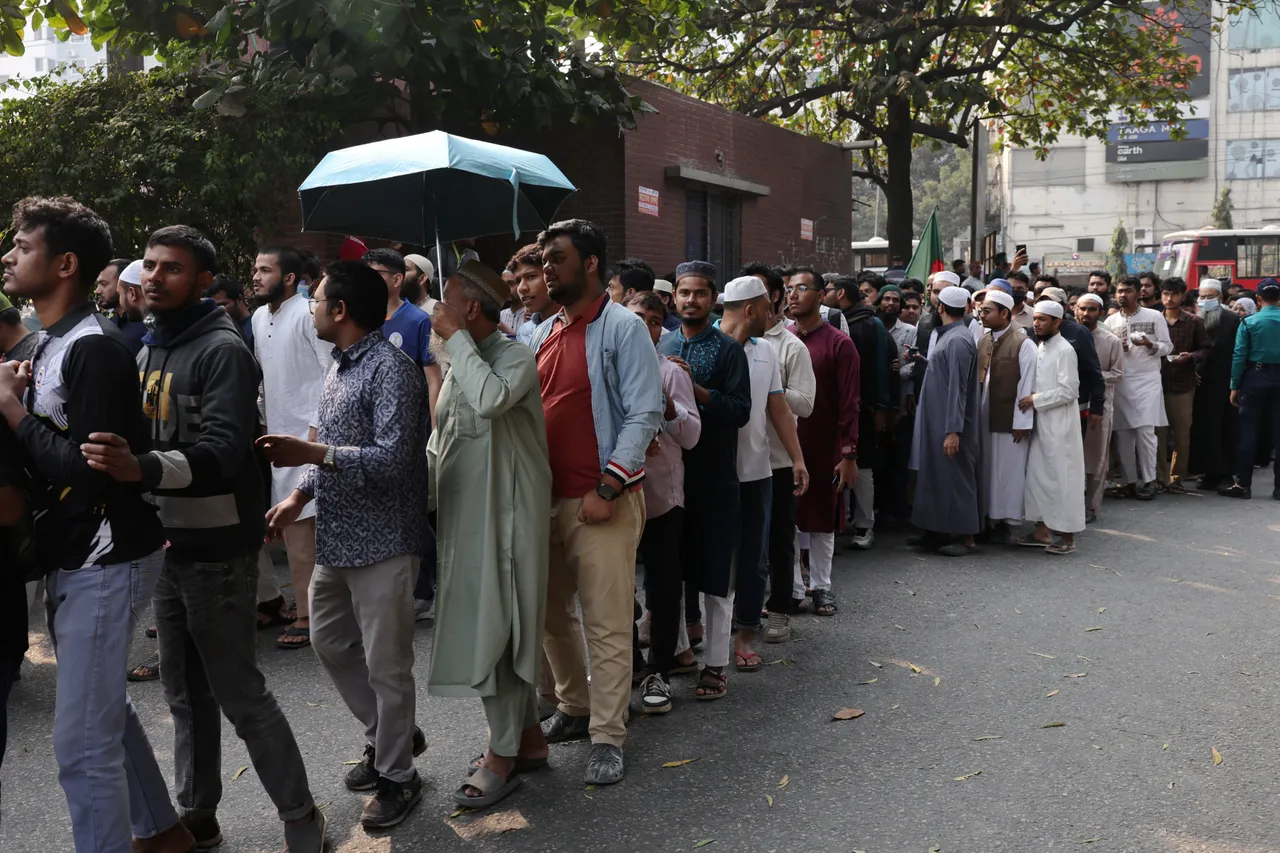 बांग्लादेश के शहीद छात्र नेता के अंतिम संस्कार में हजारों लोग शामिल हुए।