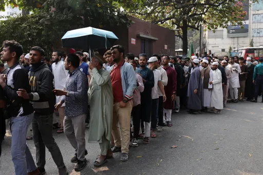 बांग्लादेश के शहीद छात्र नेता के अंतिम संस्कार में हजारों लोग शामिल हुए।