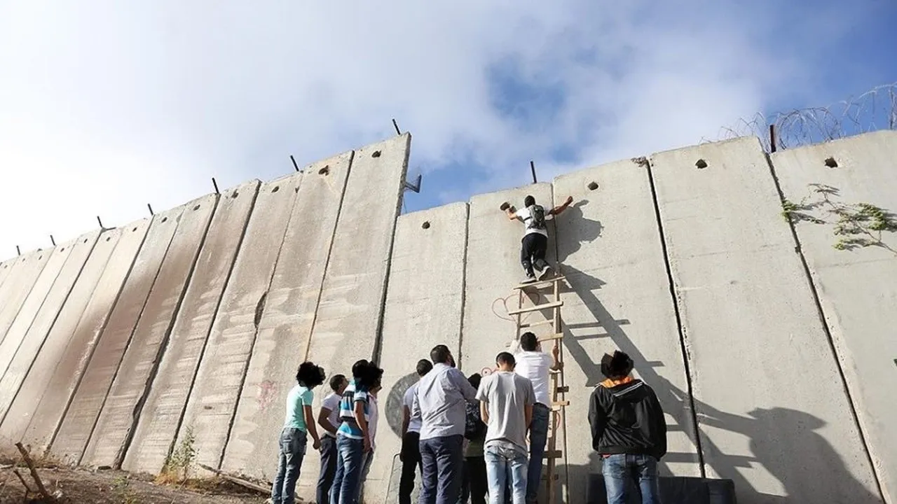 إصابة 3 فلسطينيين برصاص الاحتلال خلال محاولتهم اجتياز جدار الفصل العنصري شمالي القدس