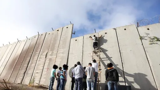 إصابة 3 فلسطينيين برصاص الاحتلال خلال محاولتهم اجتياز جدار الفصل العنصري شمالي القدس