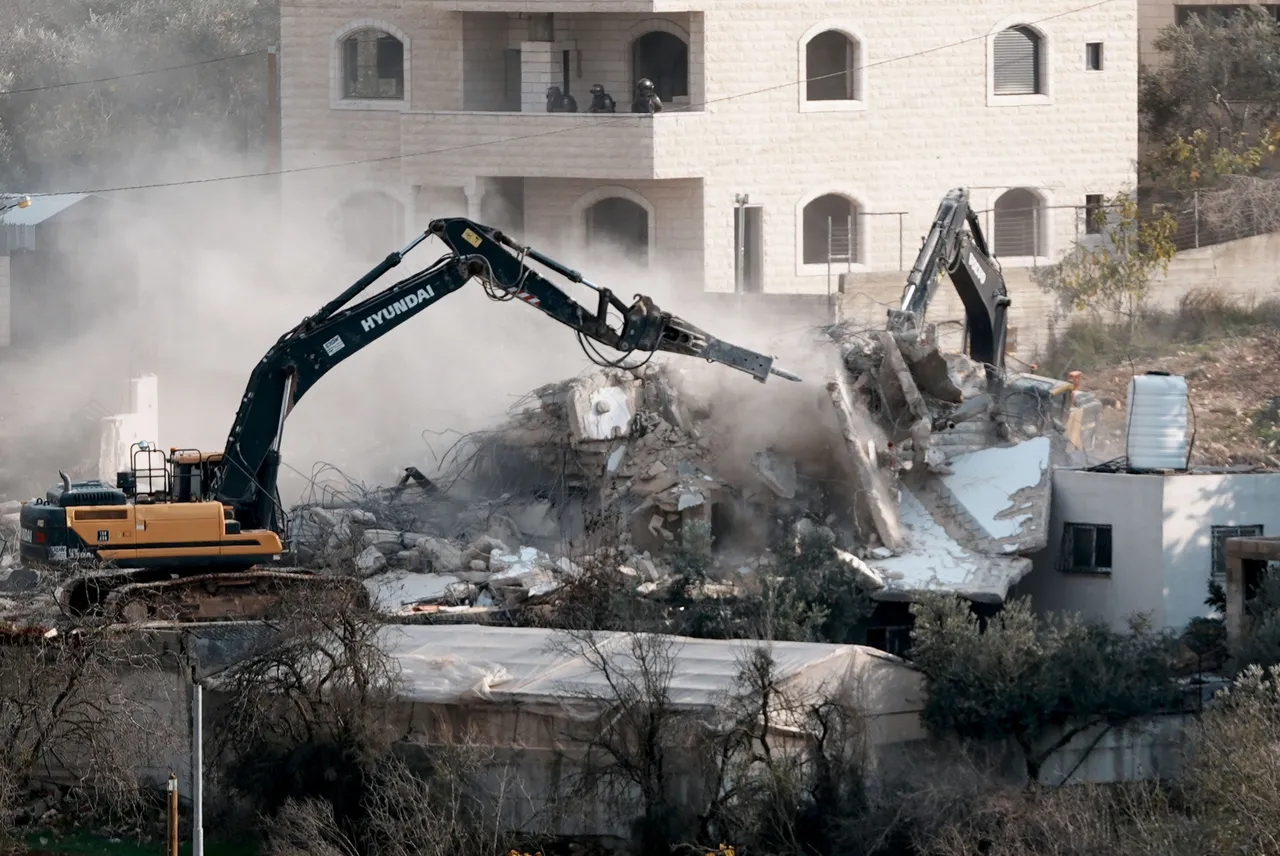 إصابة 3 فلسطينيين برصاص مستوطنين والاحتلال يجرّف أراضي في جنين ويهدم 13 شقة في القدس