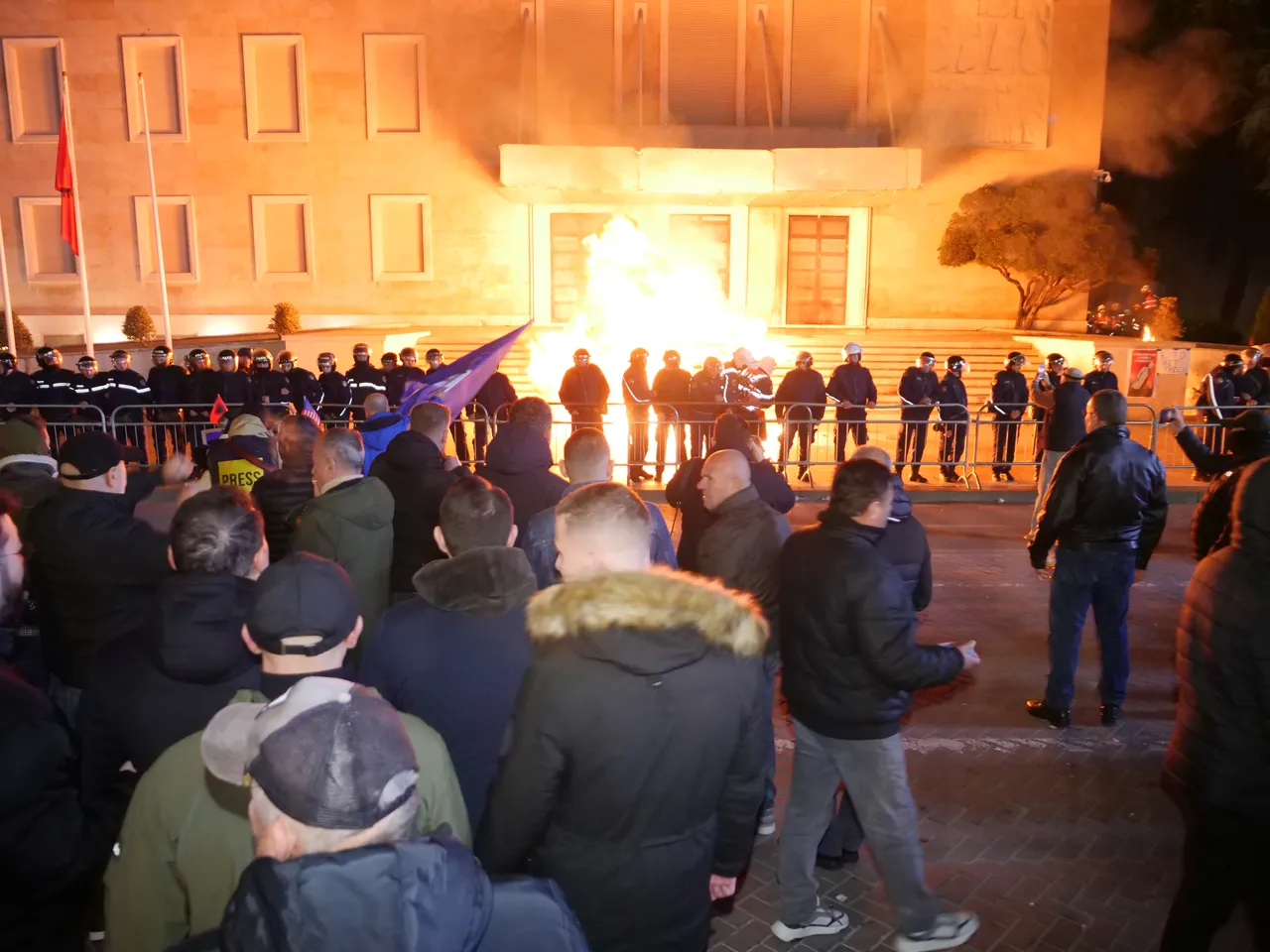 Демонстранти со молотови коктели ја гаѓаа зградата на Владата на Албанија