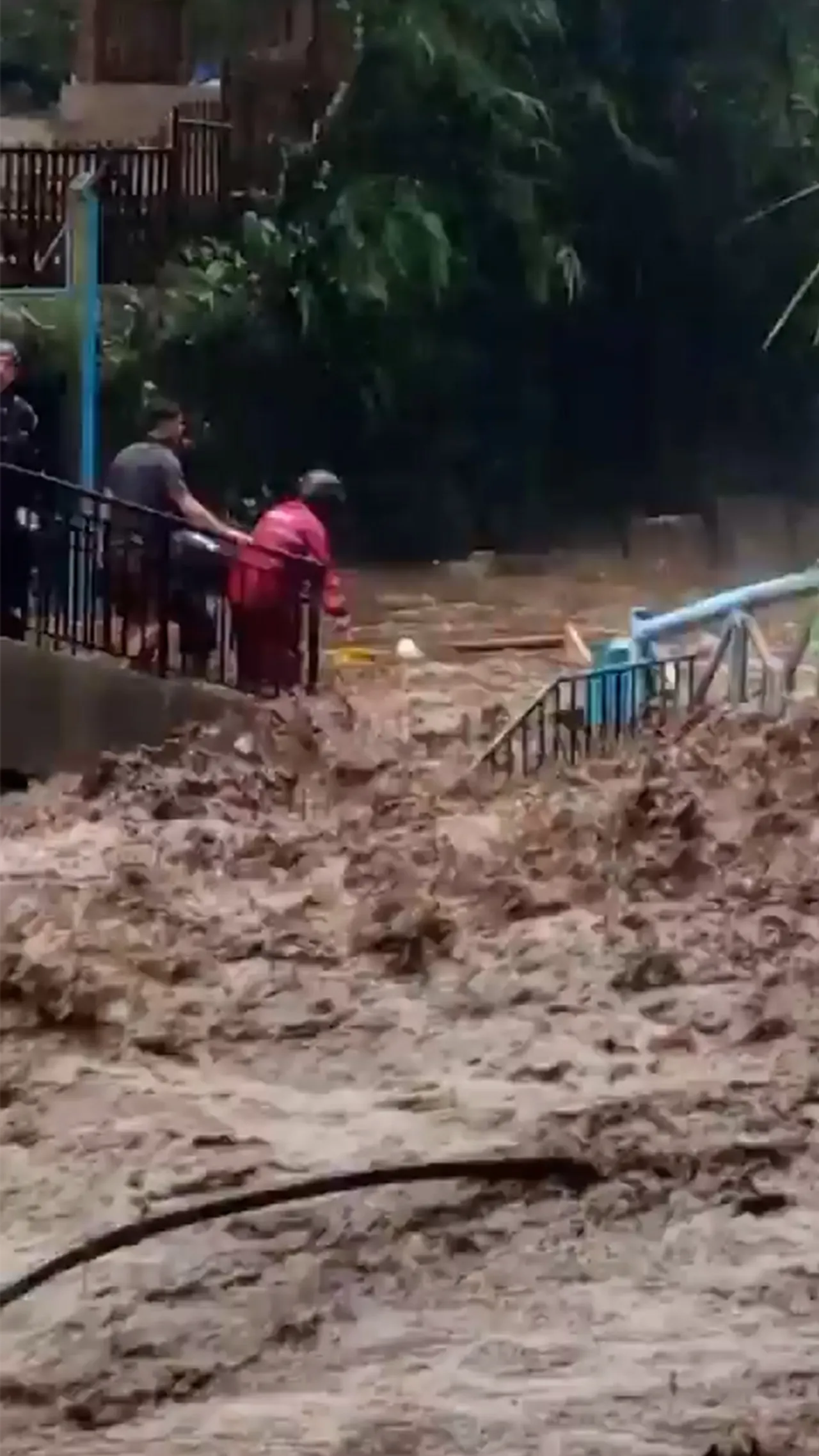 Banjir bandang rusak kawasan wisata air panas Guci Tegal