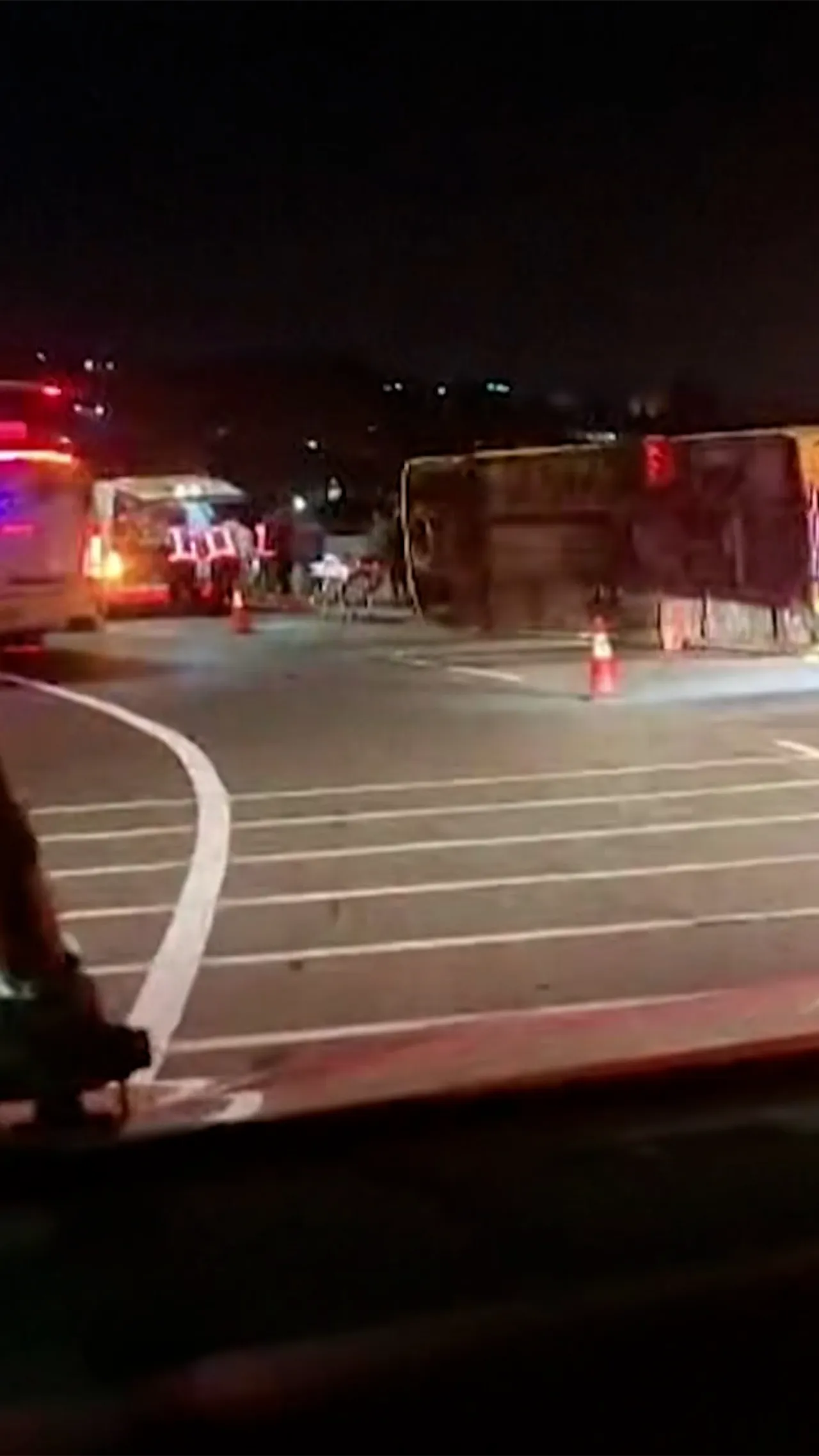 Bus Jakarta–Yogyakarta terguling di Exit Tol Krapyak Semarang, 16 orang tewas