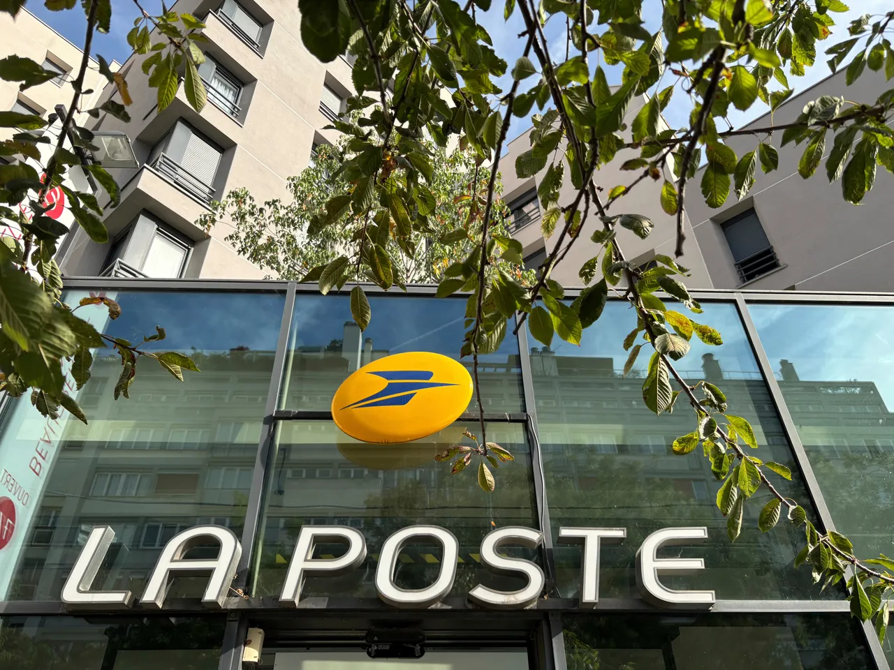Cyberattaque visant la Poste: les perturbations continuent, mais certains services en ligne rétablis