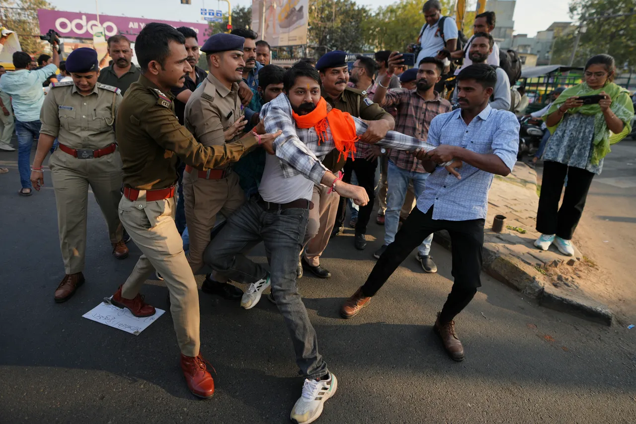 भारत बांग्लादेश से राजनयिकों के परिवारों को वापस बुलाएगा।