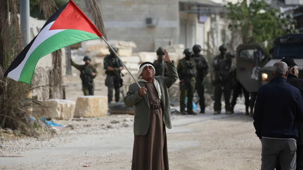 Улуу Британия оккупациядагы Батыш Шериада жаңы мыйзамсыз конуштардын бекитилишин айыптады