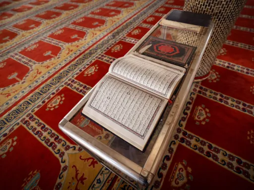 Ataque racista atinge Mesquita de Estocolmo, cópia do Alcorão é alvo do ataque