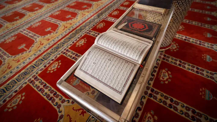 Ataque racista atinge Mesquita de Estocolmo, cópia do Alcorão é alvo do ataque