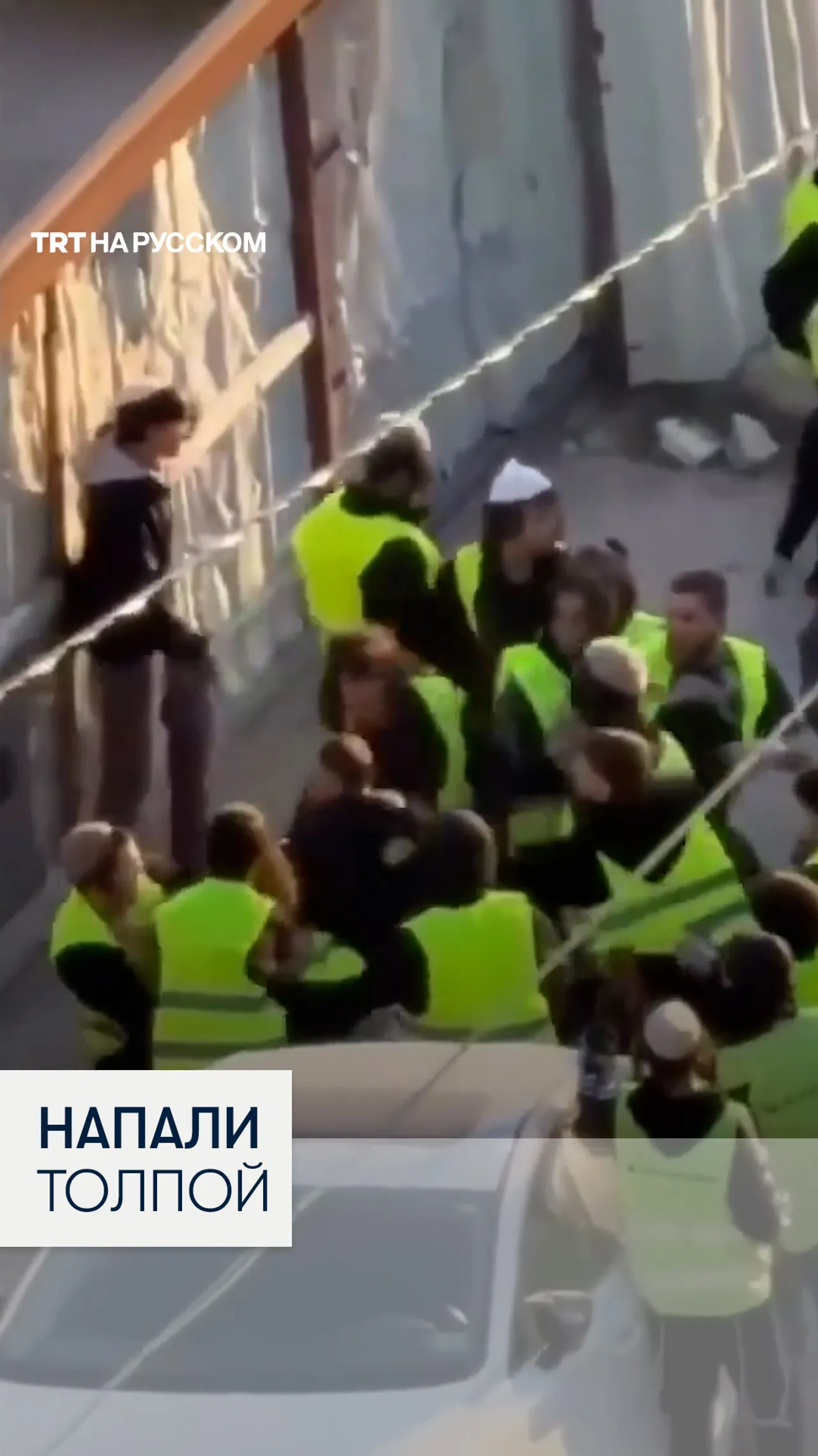 Израильские силы и поселенцы напали на палестинца во время сноса дома в Аль-Кудсе