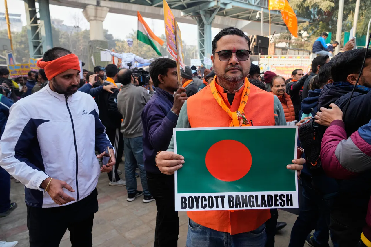 नई दिल्ली स्थित बांग्लादेश उच्चायोग ने अस्थायी रूप से कांसुलर और वीजा सेवाएं निलंबित कर दी हैं।