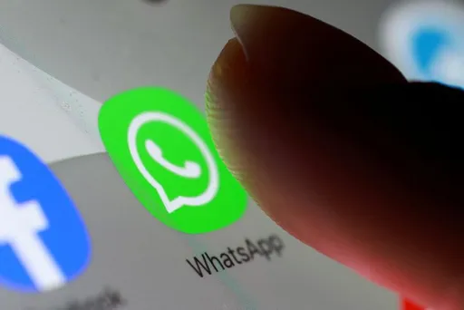 EU grijpt in: strengere regels voor WhatsApp-kanalen en onderzoek naar 'naakt-AI' van X