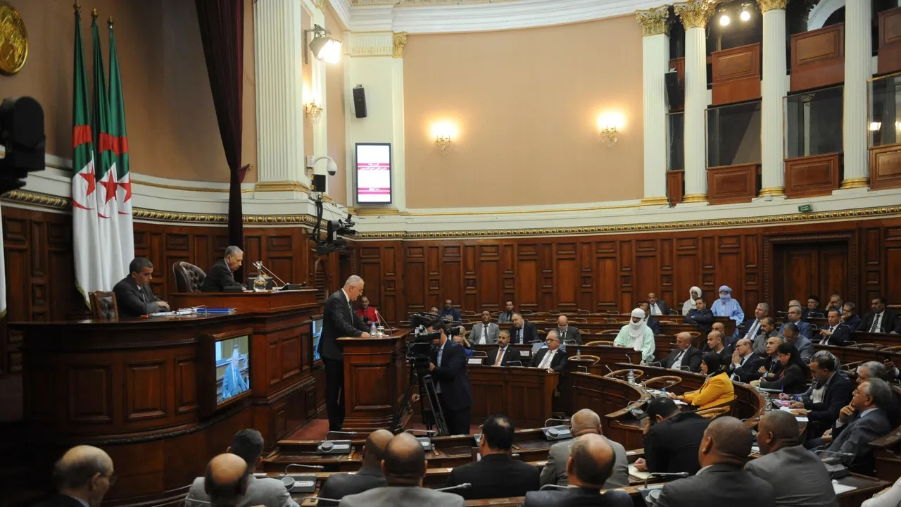 Le Parlement algérien examine une loi reconnaissant la colonisation française comme “crime d’État”