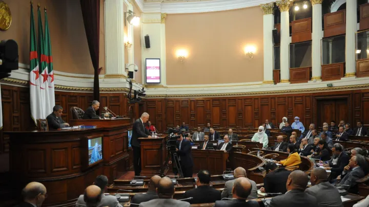 Le Parlement algérien examine une loi reconnaissant la colonisation française comme “crime d’État”
