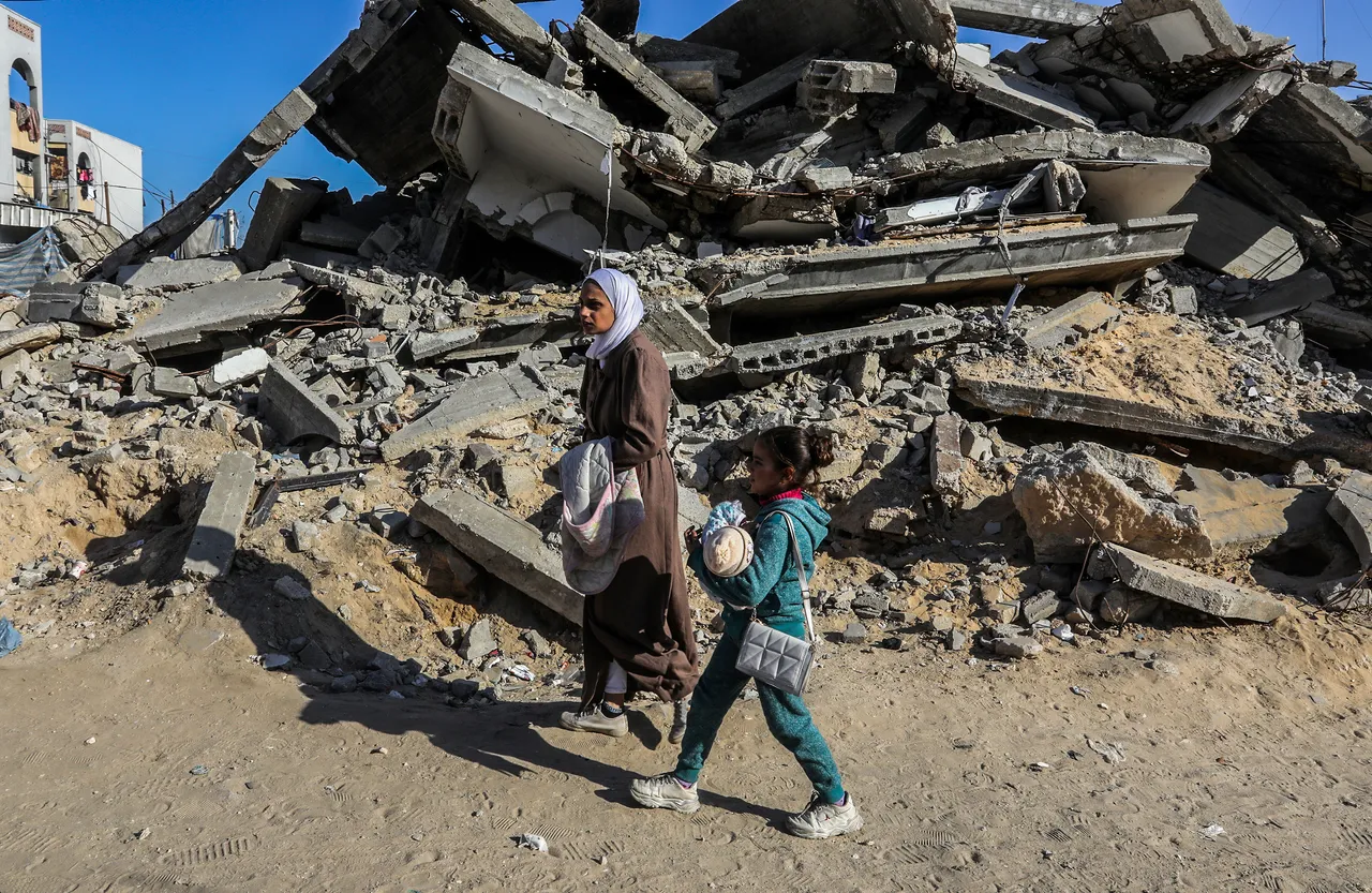 Извлечени тела на 25 Палестинци, меѓу кои и тело на новинарка, од урнатините во Кан Јунис