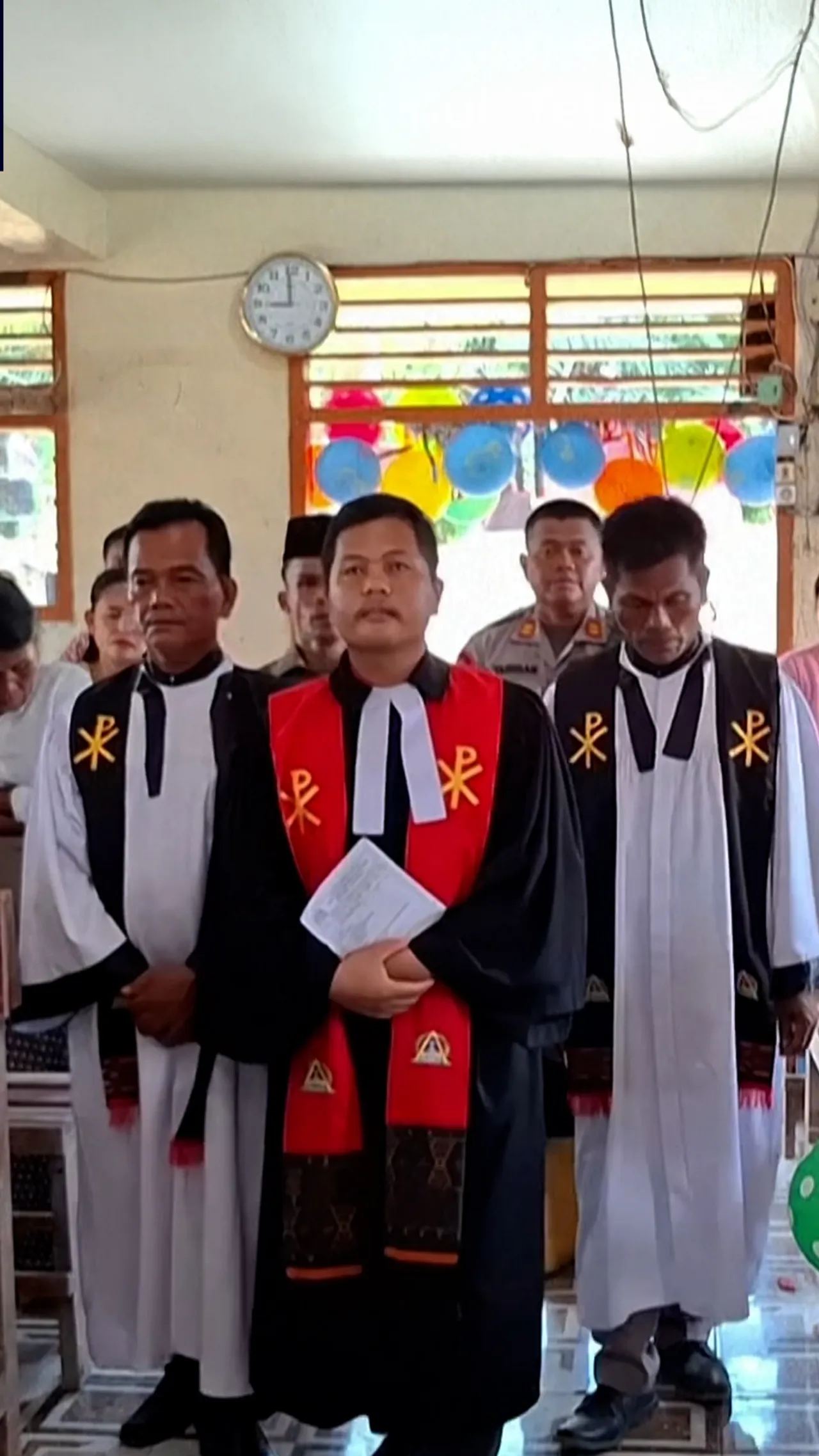 Warga Tapanuli rayakan Natal di tengah puing-puing pasca banjir