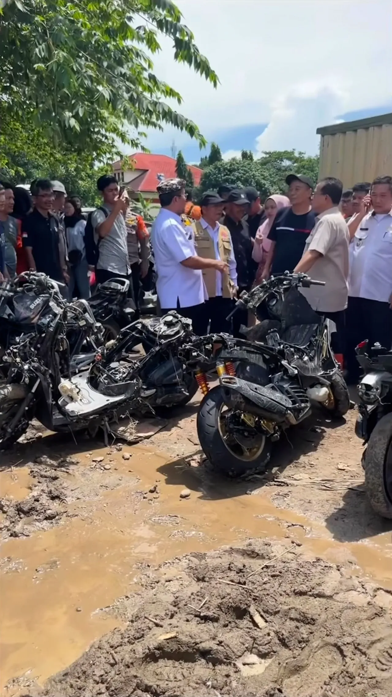 Banjir terjang Cirebon, 19 motor hanyut dan ditemukan tinggal kerangka