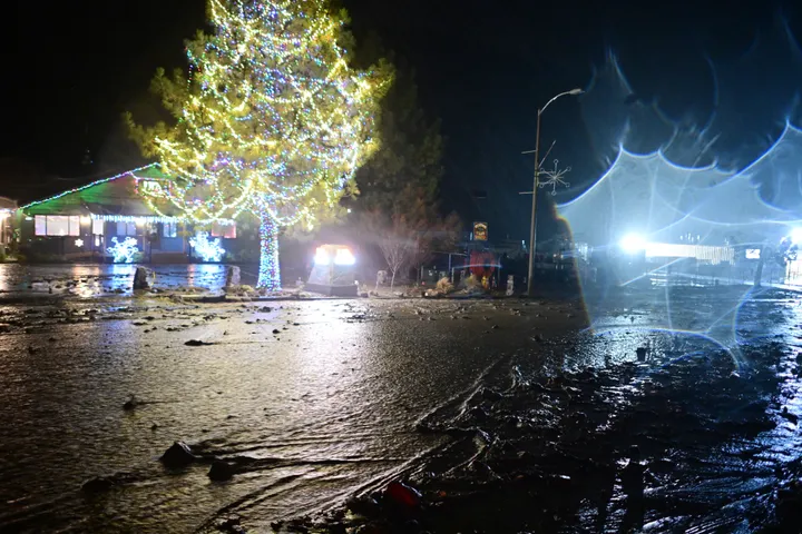 سيول تجتاح جنوب كاليفورنيا والسلطات تدعو السكان إلى عدم القيادة والانتقال إلى مناطق آمنة