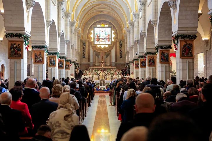 احتفالات عيد الميلاد في دول عربية وسط دعوات للسلام وإنهاء الحروب