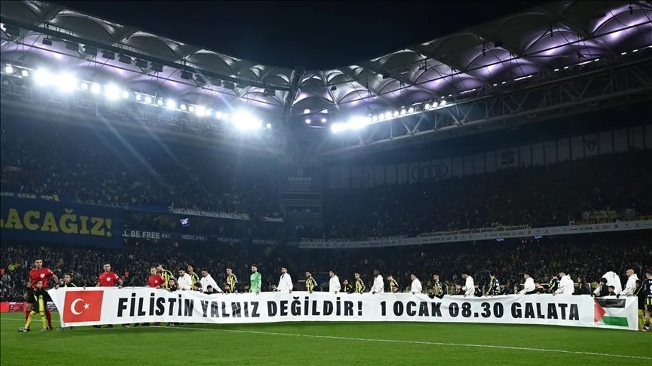 حمایت باشگاه‌های ورزشی ترکیه از راهپیمایی بزرگ غزه در پل گالاتا