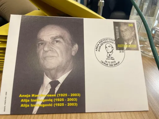Maqedonia e Veriut prezanton pullën postare për 100-vjetorin e lindjes së Alija Izetbegoviqit