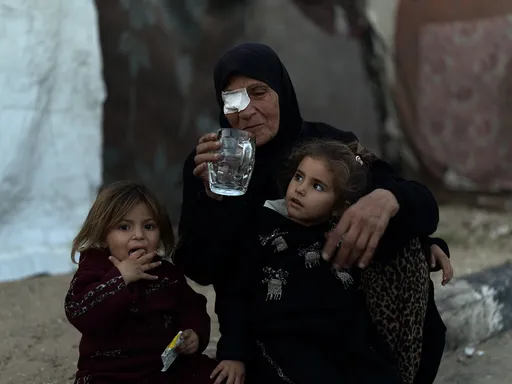 Sedamdesetogodišnja žena brine o siročadi u Gazi