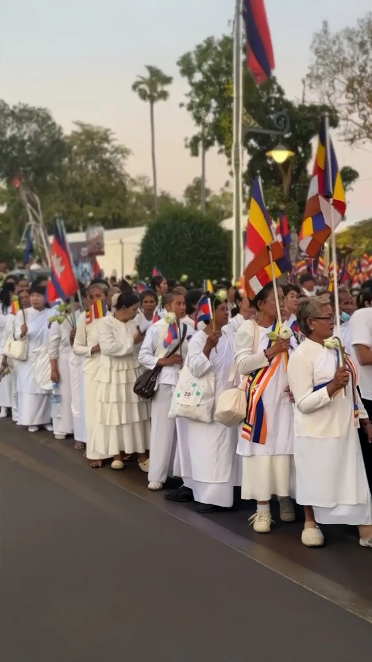 Aksi protes jalan tanpa alas, ribuan warga desak perdamaian Thailand-Kamboja