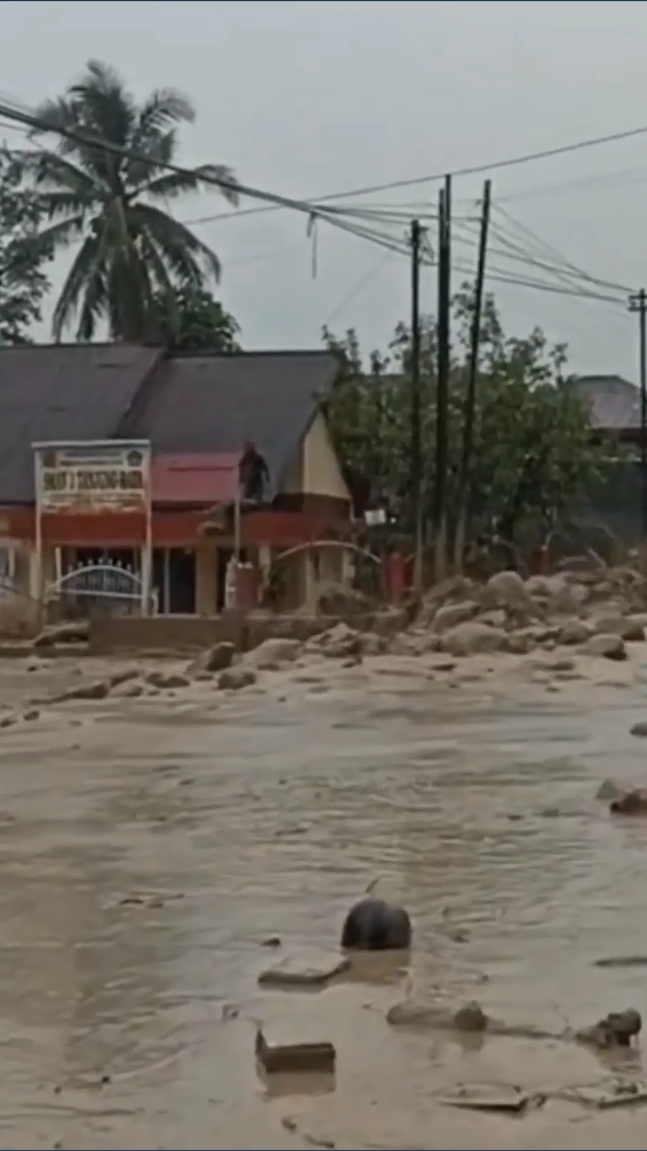 Maninjau, Sumbar dilanda banjir bandang dengan arus berlumpur