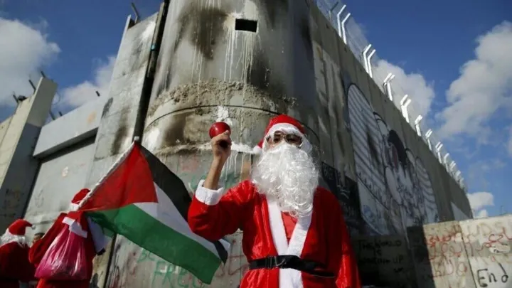 Израиль арестовал палестинца за костюм Санты