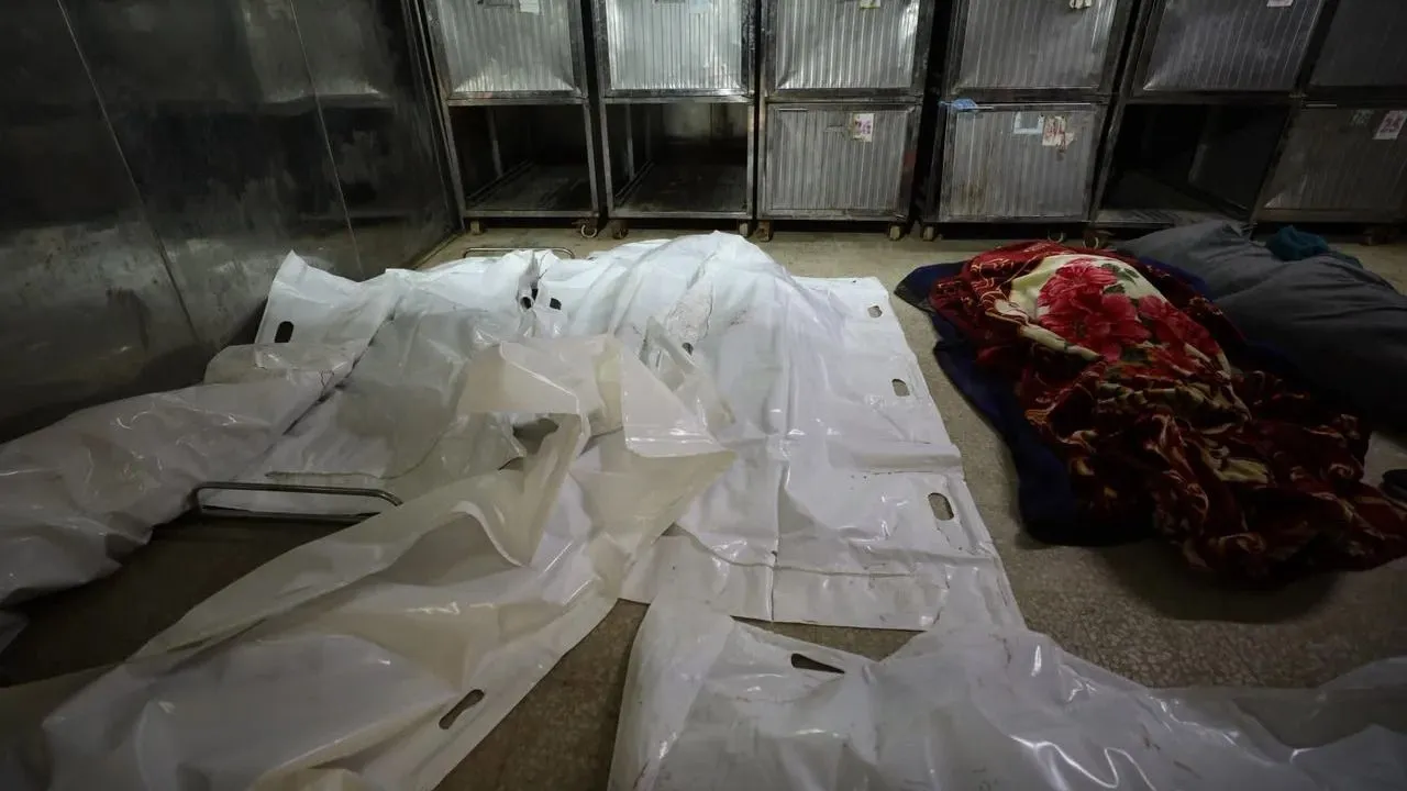 بیرون کشیدن پیکر ۲۵ فلسطینی از زیر آوار؛ یک خبرنگار در میان کشته‌شدگان