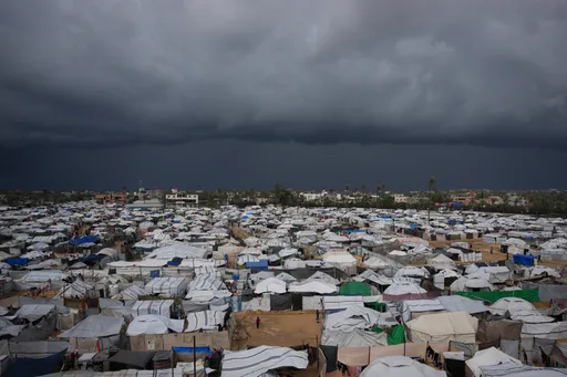 الرياح والأمطار تقتلع وتغرق خيام نازحين في غزة تزامناً مع تواصل الخروقات الإسرائيلية