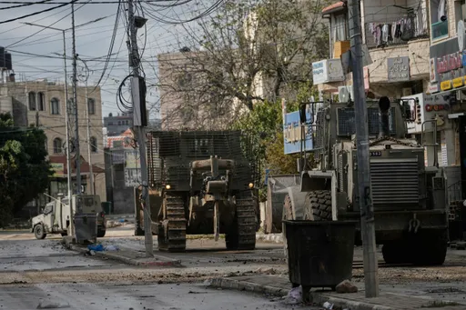 إصابات بهجمات مستوطنين وجيش الاحتلال في الضفة الغربية واعتقال عائلة كاملة