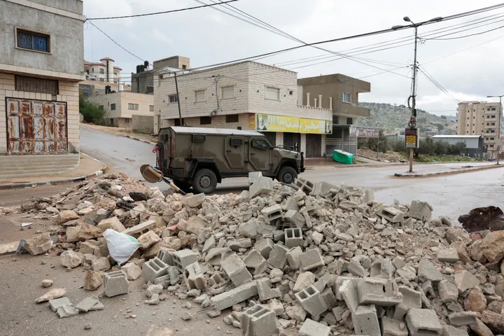 الضفة.. الاحتلال يقتحم مسجداً ويصيب فلسطينياً ويعتقله ويقر بناء 126 وحدة استيطانية في "سانور"