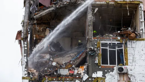 Rússia ataca Ucrânia antes da reunião de Zelensky com Trump