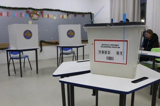 Otvorena birališta na prijevremenim parlamentarnim izborima na Kosovu
