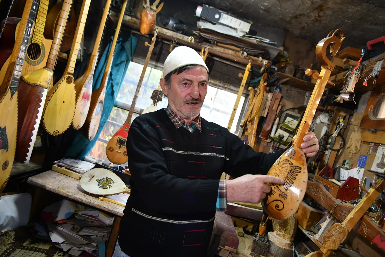 Artizani Gjelosh Alia, gjysmë shekulli me lahutën shqiptare