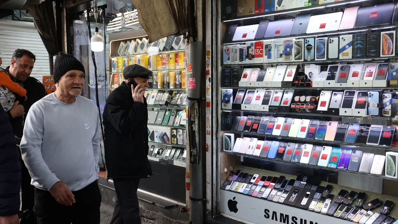 تجمع جمعی از کسبه بازار موبایل و لوازم دیجیتال پایتخت ایران در اعتراض به بی‌ثباتی قیمت ارز