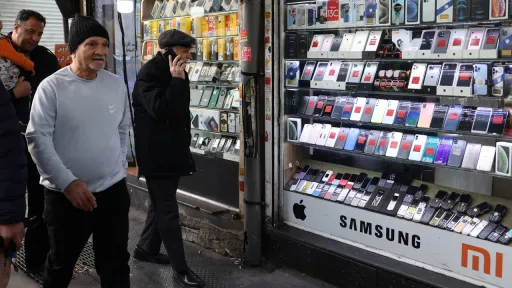 تجمع جمعی از کسبه بازار موبایل و لوازم دیجیتال پایتخت ایران در اعتراض به بی‌ثباتی قیمت ارز